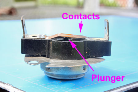 Side View of Thermostat depicting Contacts and Plunger